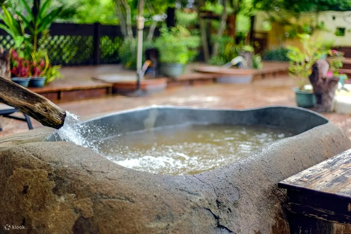 湖畔花時間提供多種露天特色湯池，像是石頭池、陶缸池等。（Klook提供）