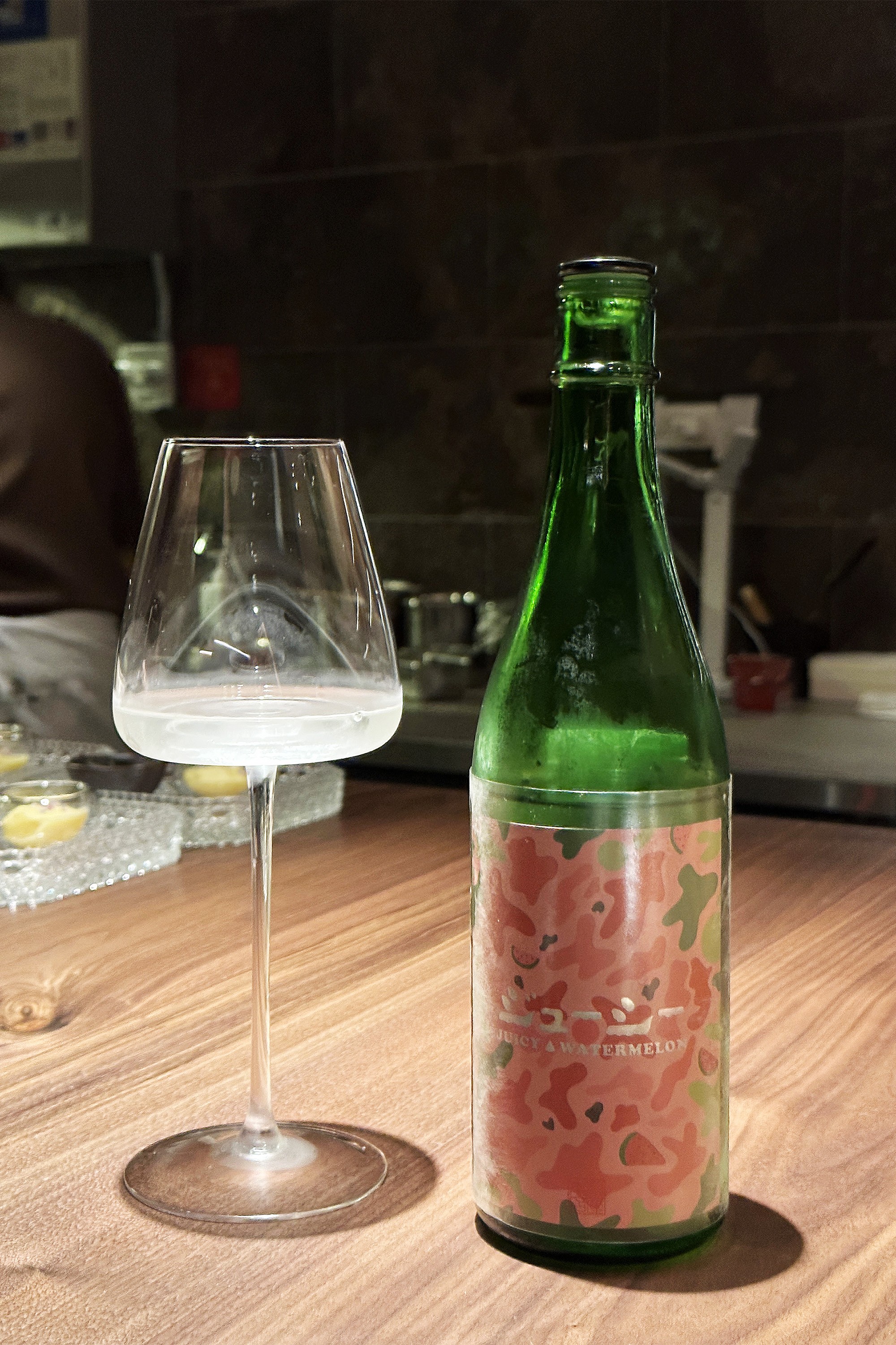 來自栃木縣虎屋本店的「七水 JUICY 西瓜 WATER MELON生原酒」是Sakemaru Originals的系列之一，喝起來有暢快俐落且具有爽脆酸度。（1,500元／人，只能搭配無菜單料理）
