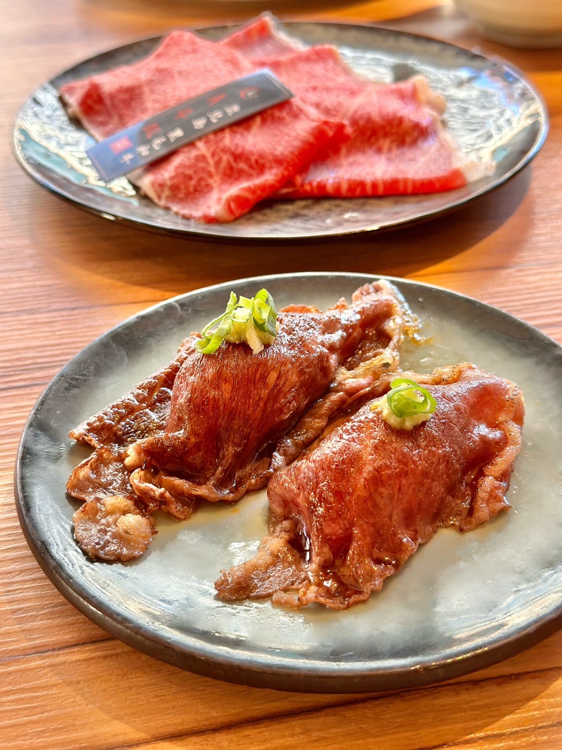 「日本鹿兒島Ａ4和牛握壽司」肉片經過炙燒後，逼出肉香與油脂，包覆著帶彈性的米飯入口好誘人。