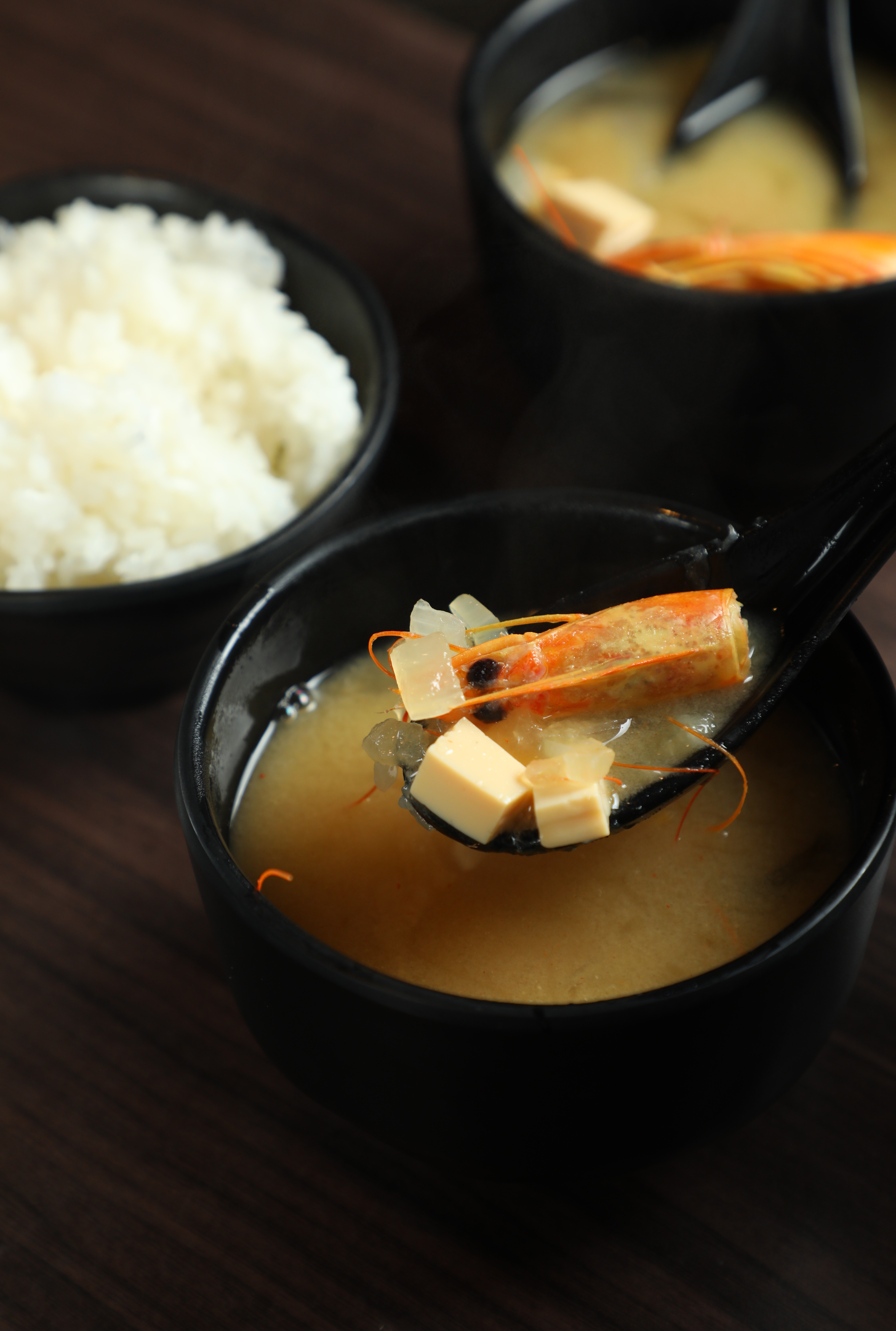 白飯與蝦頭味噌湯都能無限續點，米飯使用來自台東棒球農夫的「班長米」。（皆40元／碗）