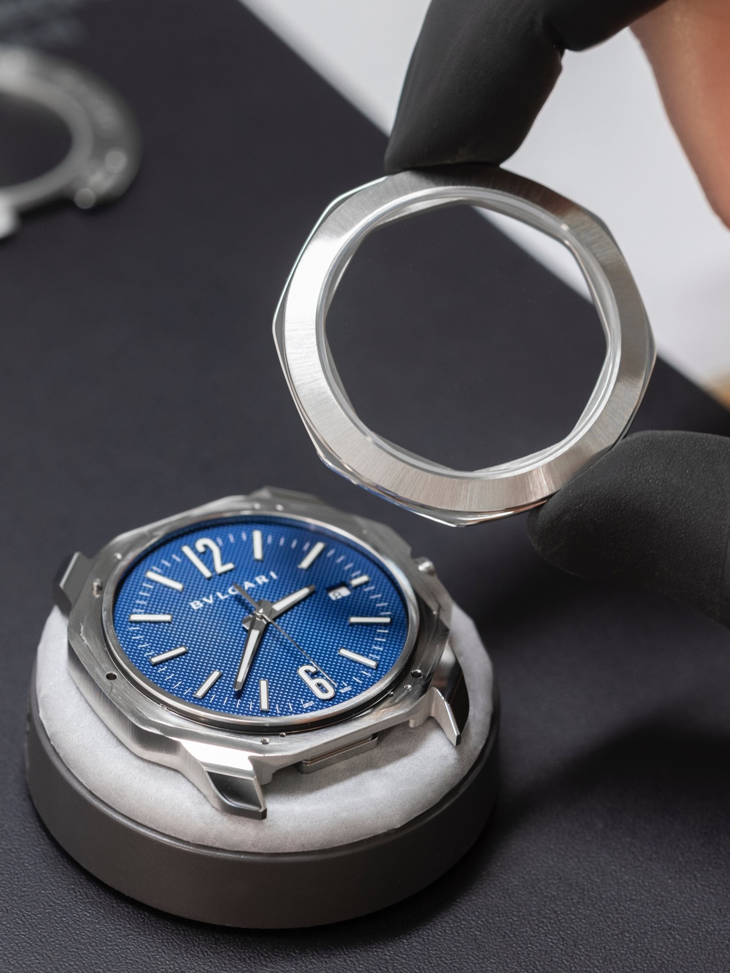 寶格麗Octo系列最著名就是八角造型以及切面錶殼設計。Octo Roma把銳利改成圓潤，展現寶格麗設計方面的可變性。