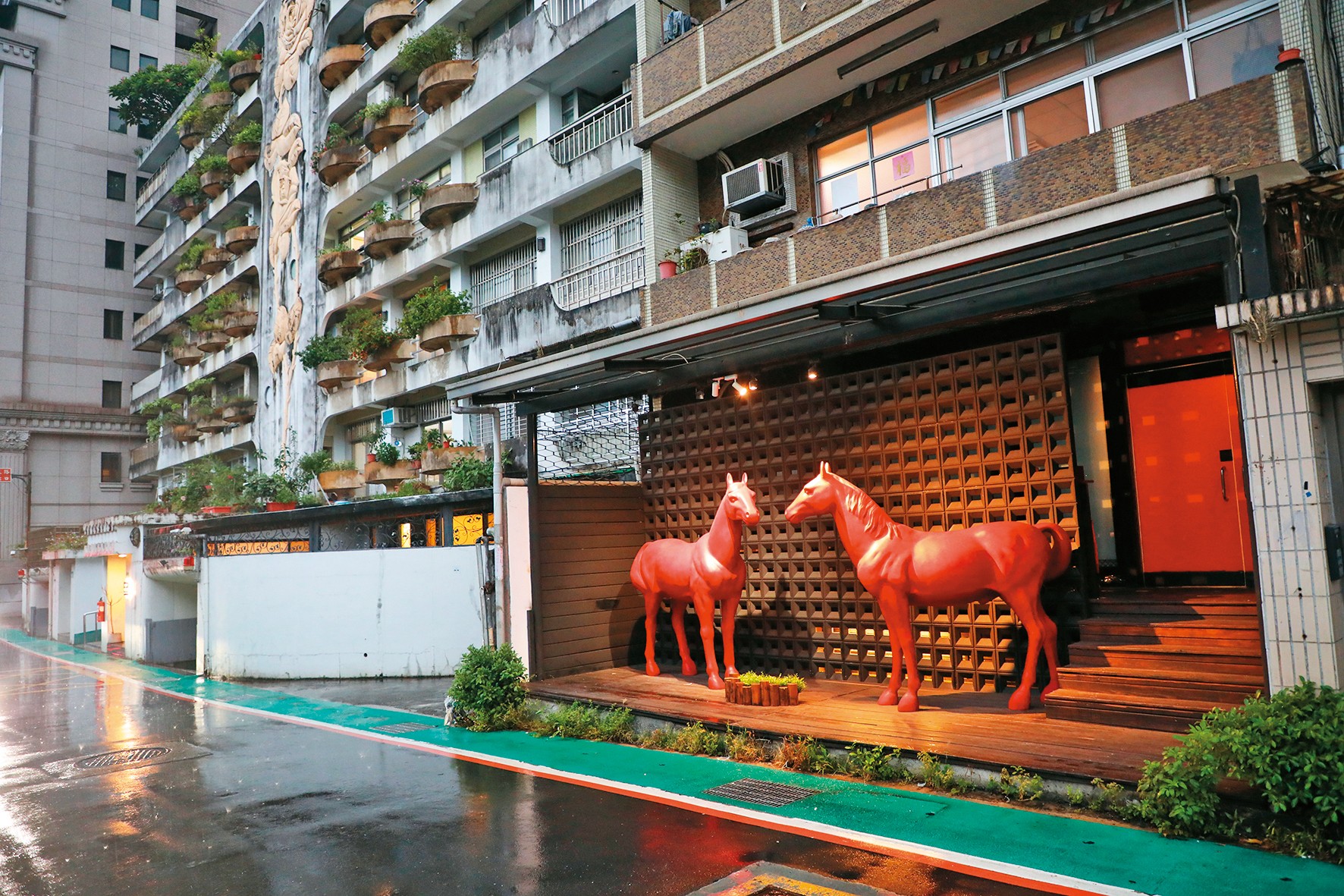 「馮記私廚」門口擺上紅色兩匹馬，象徵「馮」的二馬。