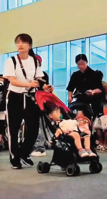 9/25 13：54 小豬經紀人小霜帶著一雙兒女，也一起到沖繩度假。