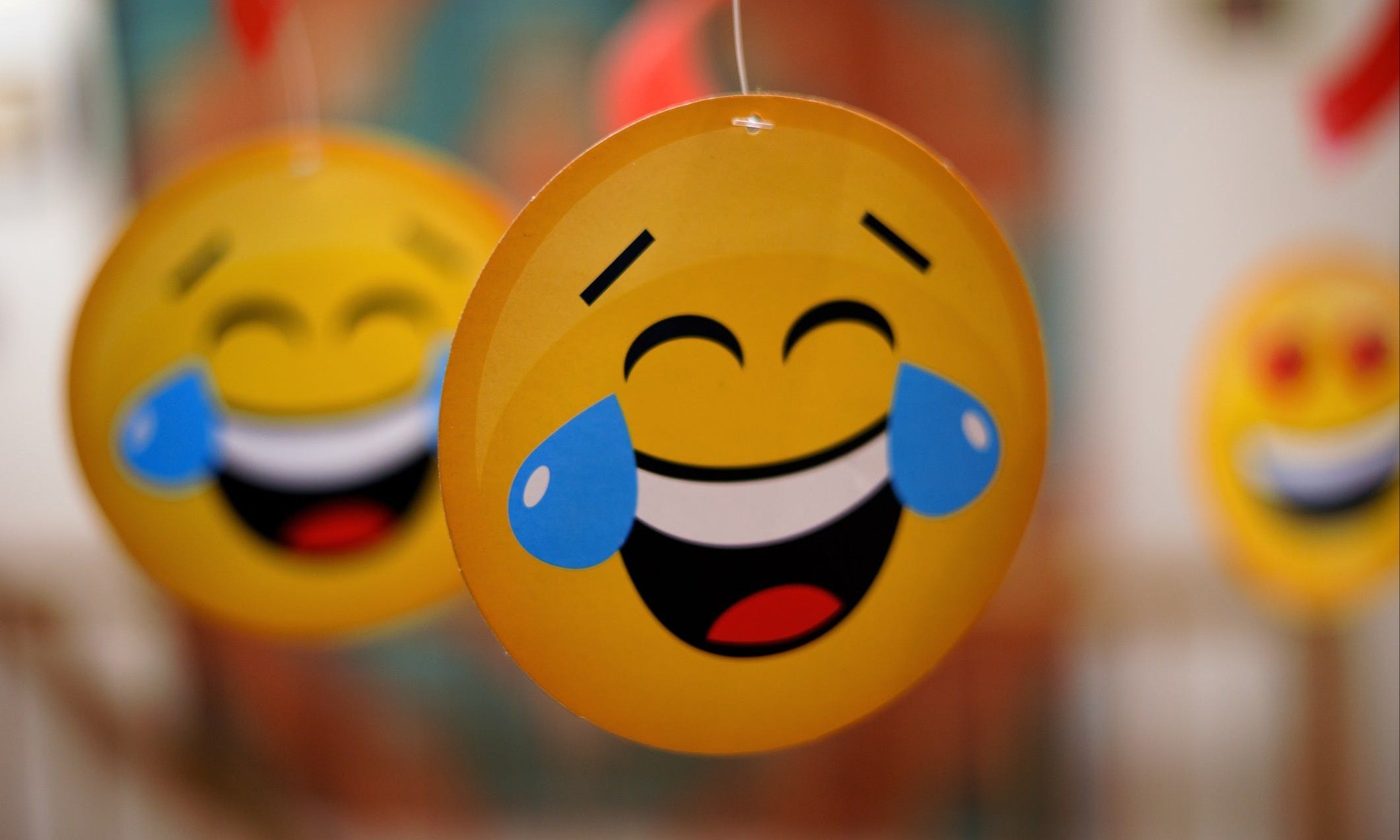 雖然最受歡迎，不過「笑到哭」已被認為是老人用的表情符號😂 - every