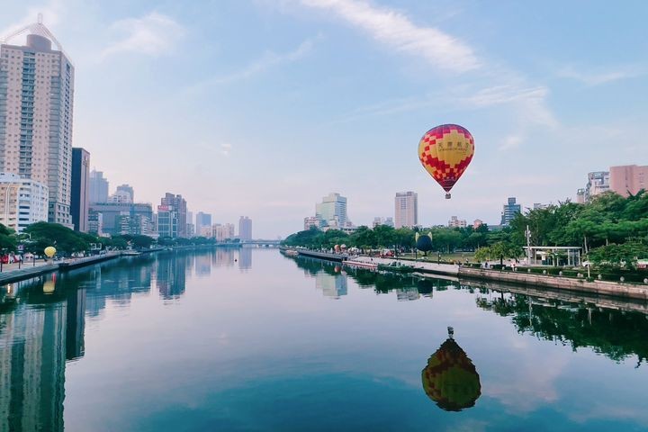 ▲愛河熱氣球最大特色，高空俯瞰高雄壯闊的港灣風景。　圖：高雄市政府觀光局／提供