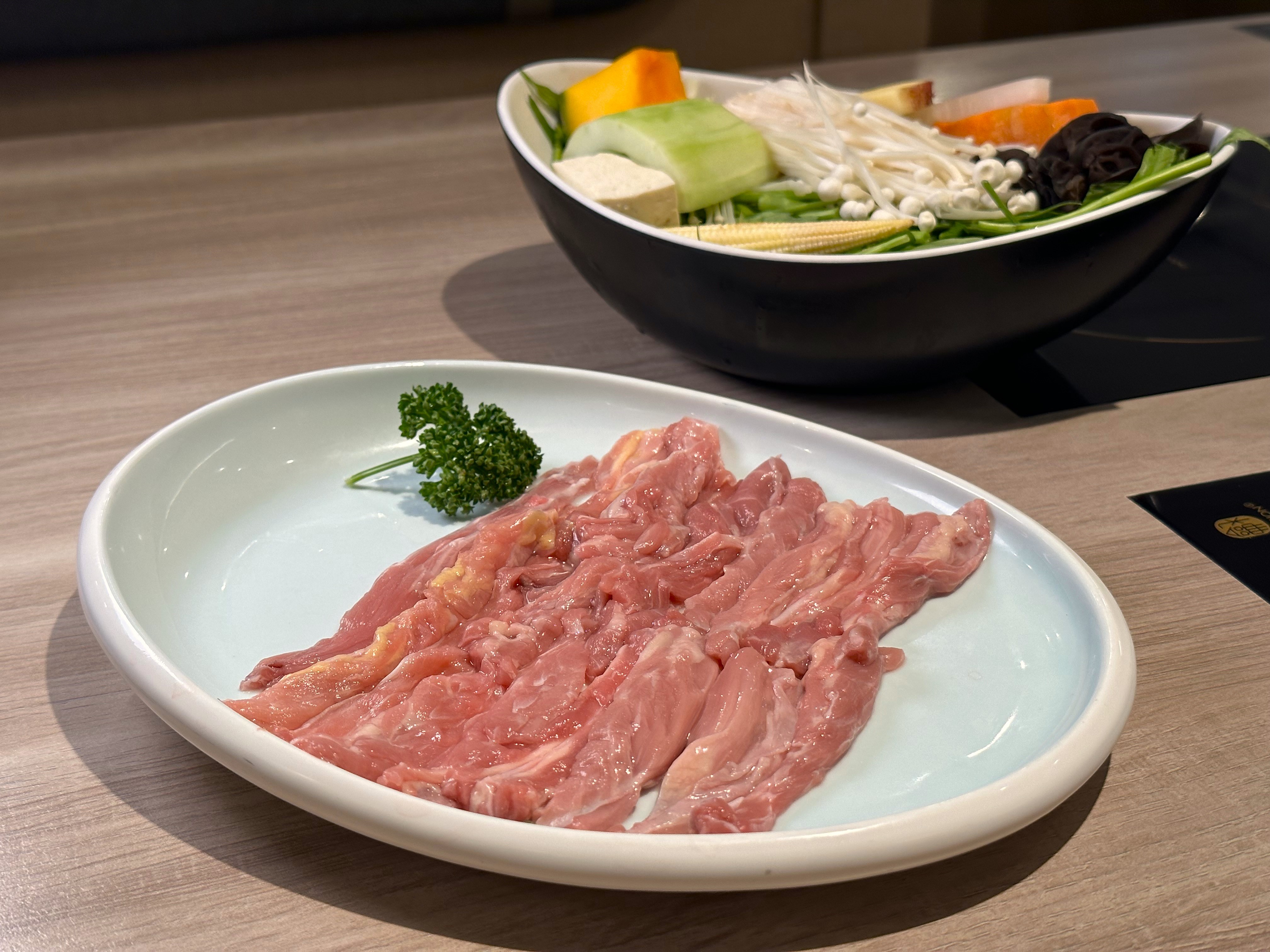 「台灣雞松阪」取自雞頸肉，這個部位連筋帶肉。（398元／份）