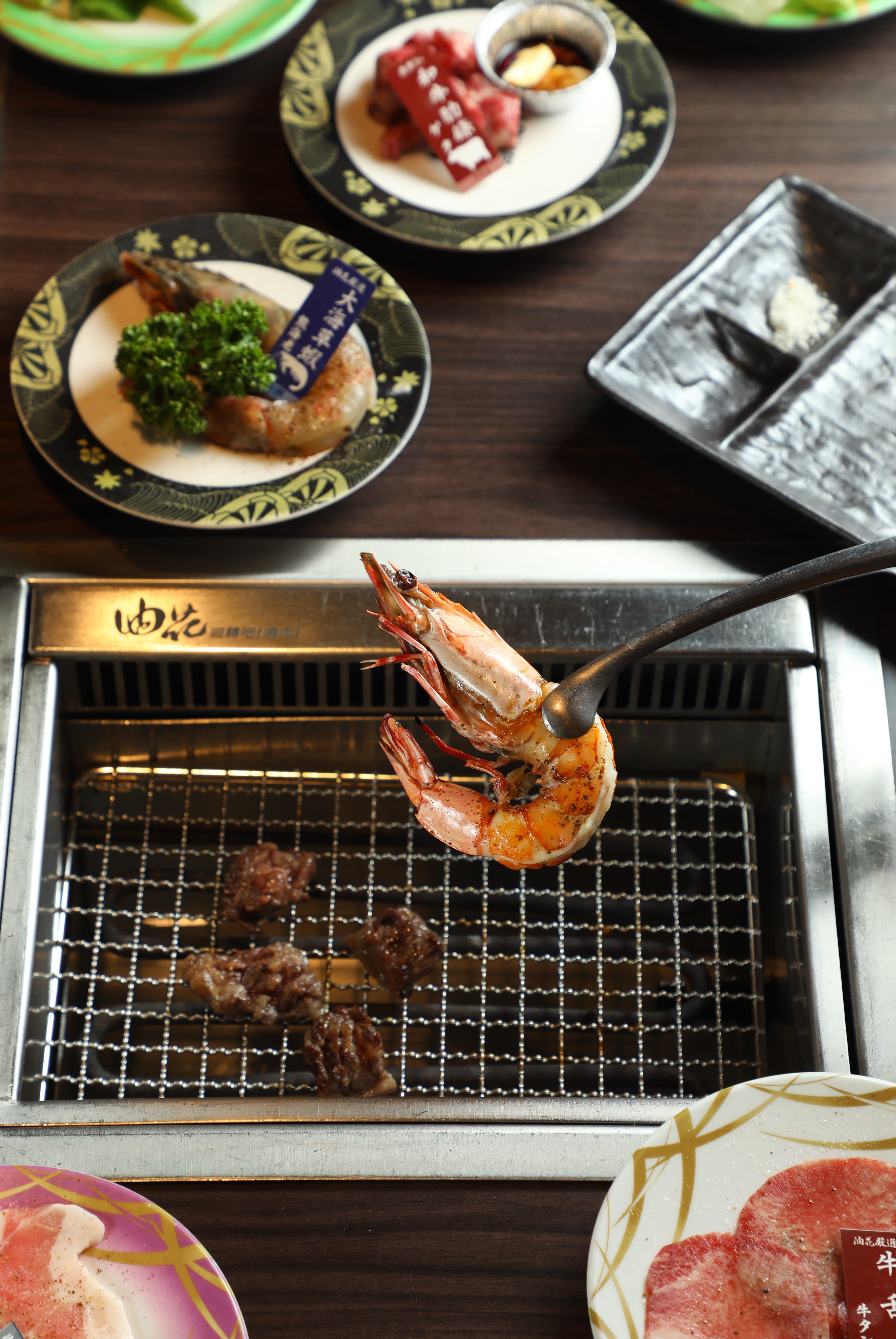 極品烤物系列提供每日限量的肉品與海鮮，像是「大海草蝦」「厚片牛舌」「澳洲9+牛肋條」等。（138元／黑盤）