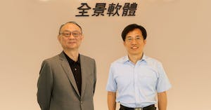 全景軟體（8272）將於10月17日登錄興櫃。全景軟體董事長楊瑞明(左) 與總經理楊文和(右)共同合影。.png