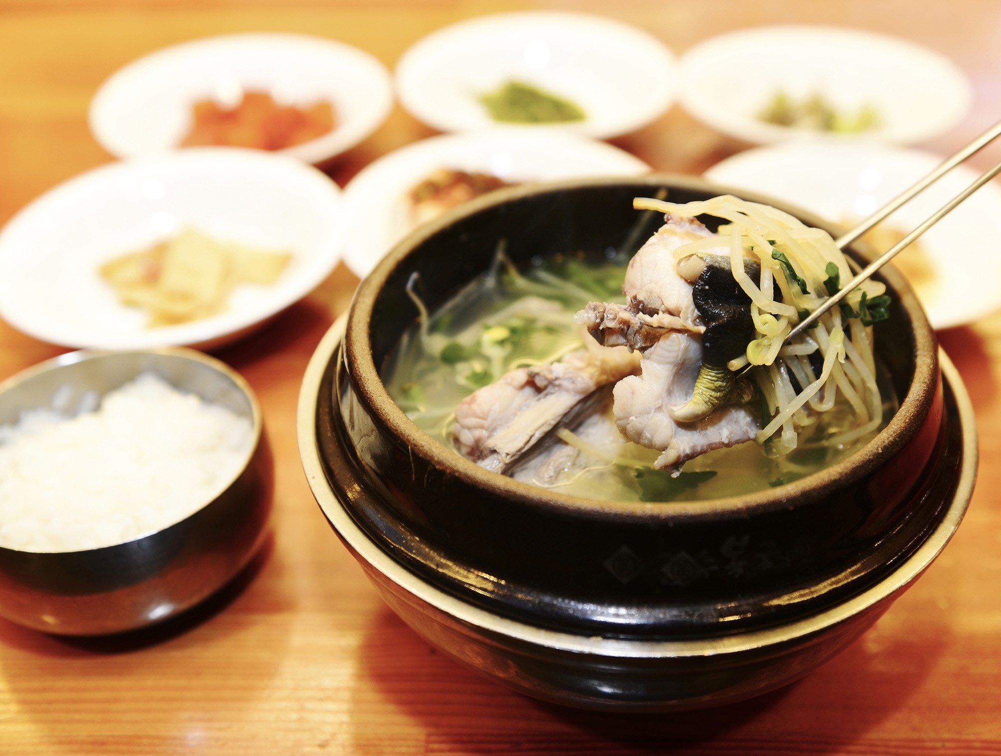 秋季到韓國除了可追逐楓紅美景，也能趁機品嘗秋季美食，像是釜山鄉土美食之一的河豚湯，正進入魚肉最肥美的時令。（韓國觀光公社提供）