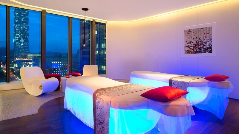 台北W飯店「AWAY®紓壓艙」房間以太空艙為設計靈感，利用純淨的白色調和圓型泡泡打造出遠離塵囂的舒活空間。
