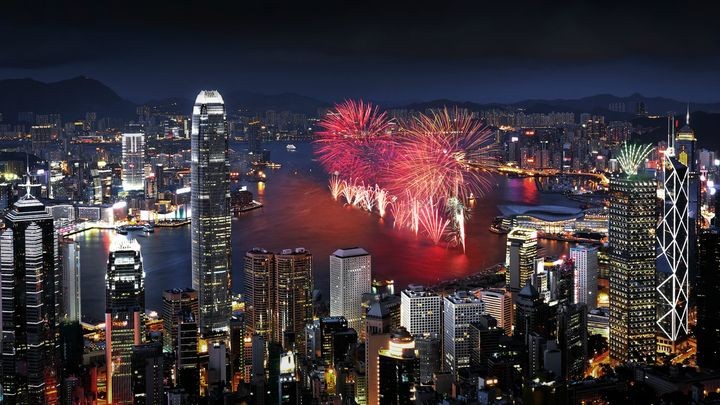 ▲跨年夜維多利亞港上空再次綻放璀璨煙花。　圖：香港旅遊發展局／提供