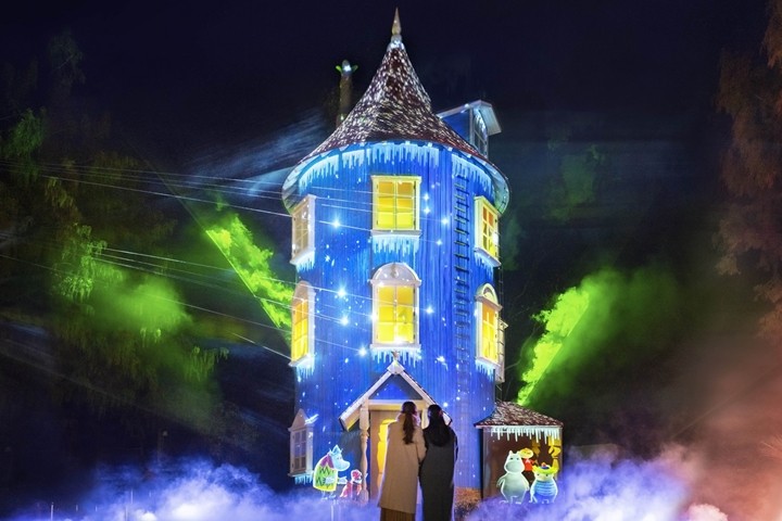 ▲「嚕嚕米之家」光雕秀搭配上宛如極光的彩燈特效，讓遊客就像親身走入故事內（示意圖）。　圖：Moomin Valley Park／來源