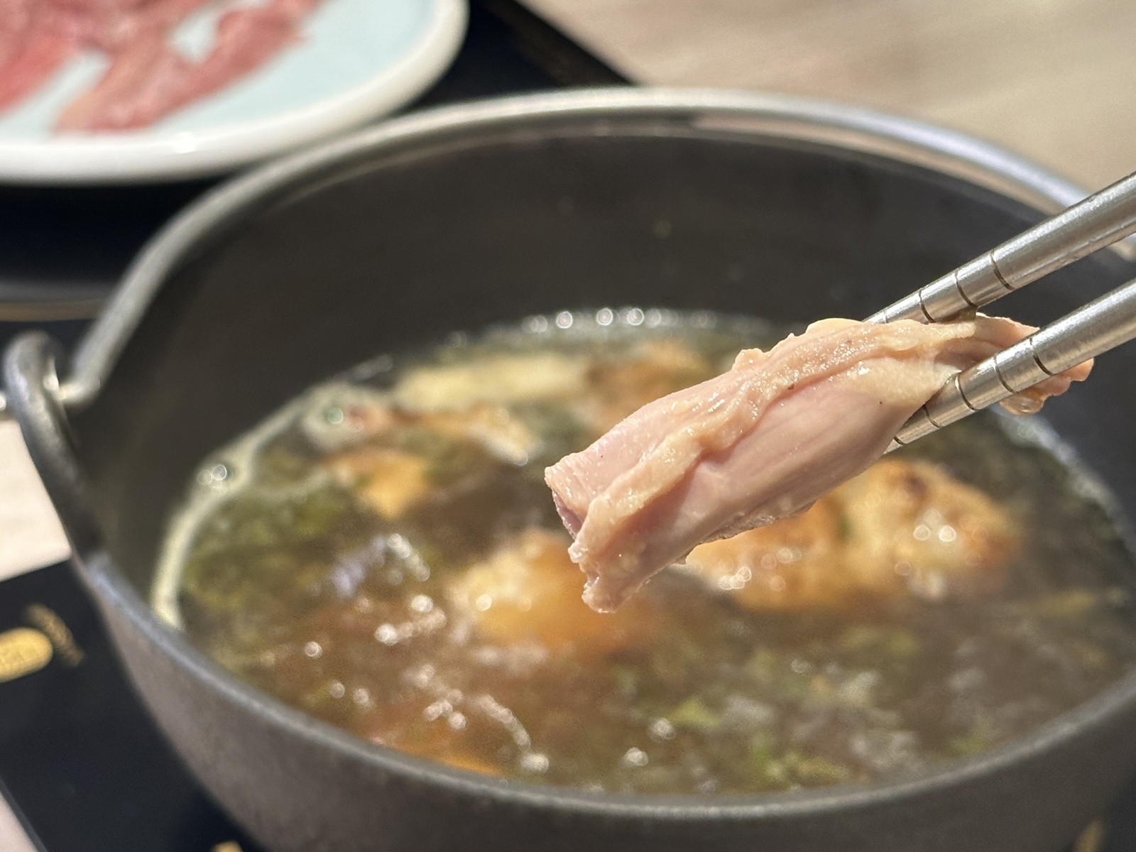 雞松阪至少要煮2分鐘，最多4分鐘，口感會由軟轉脆。