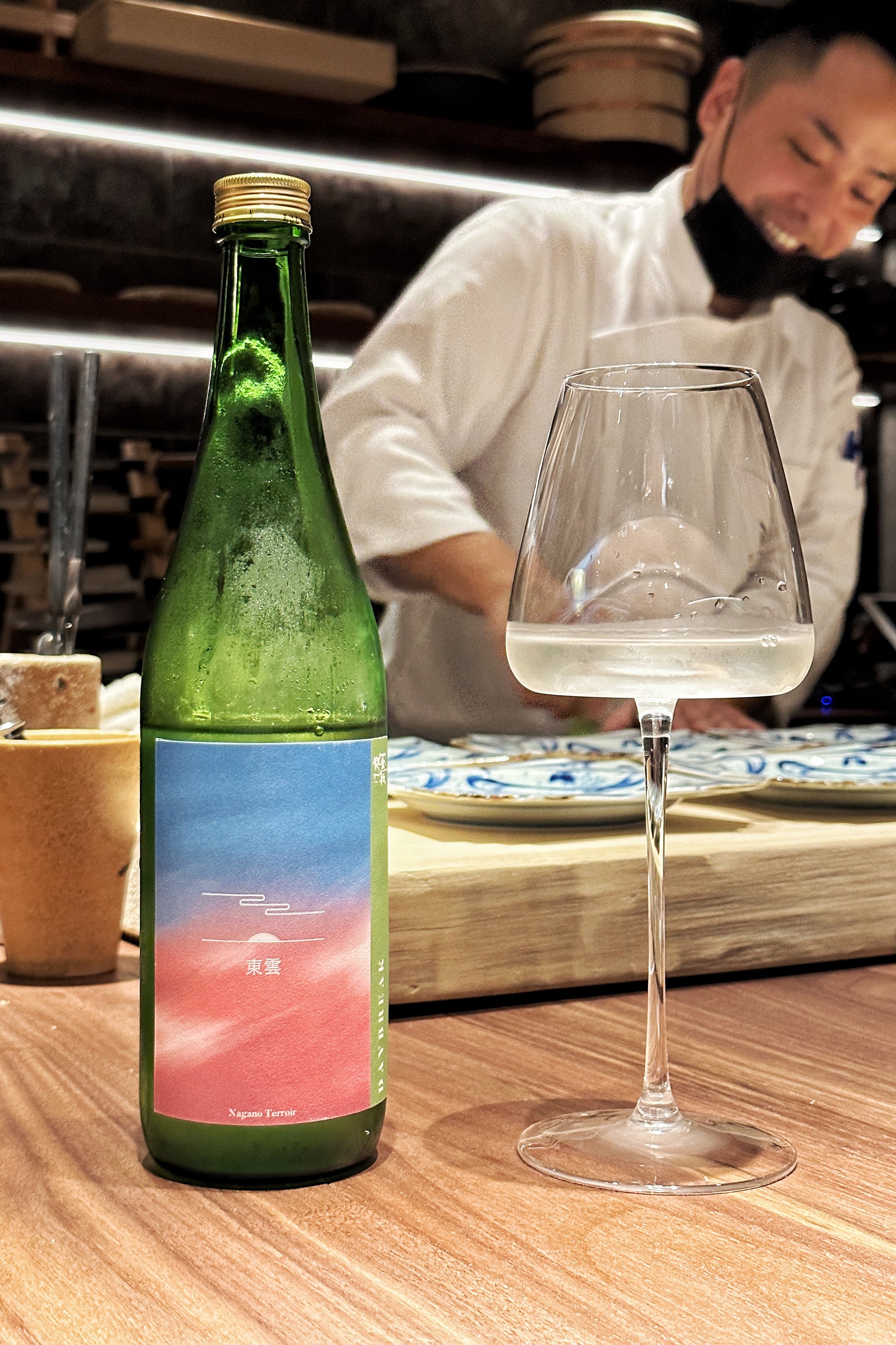 來自兵庫縣小野酒造的「夜明け前 Daybreak 東雲 Shinonome」是一款低酒精、輕盈的酒，但仍是可感受到來自在地產山惠錦旨味的美味酒款。（1,500元／人，只能搭配無菜單料理）