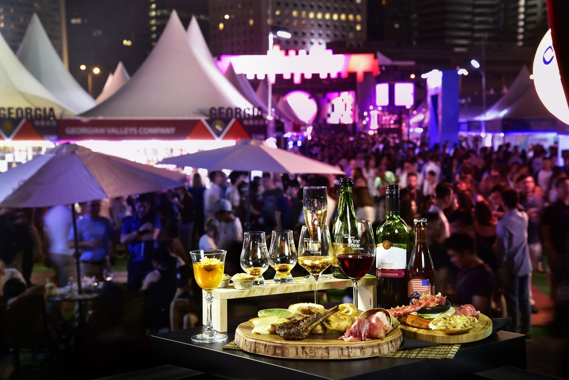 「香港美酒佳餚巡禮2023」現場將設置約300個環球美食及佳釀的攤位，為各年齡層美食愛好者舉辦系列互動工作坊，海外饕客更有機會獲贈迎賓雞尾酒1杯。（香港旅遊發展局提供）