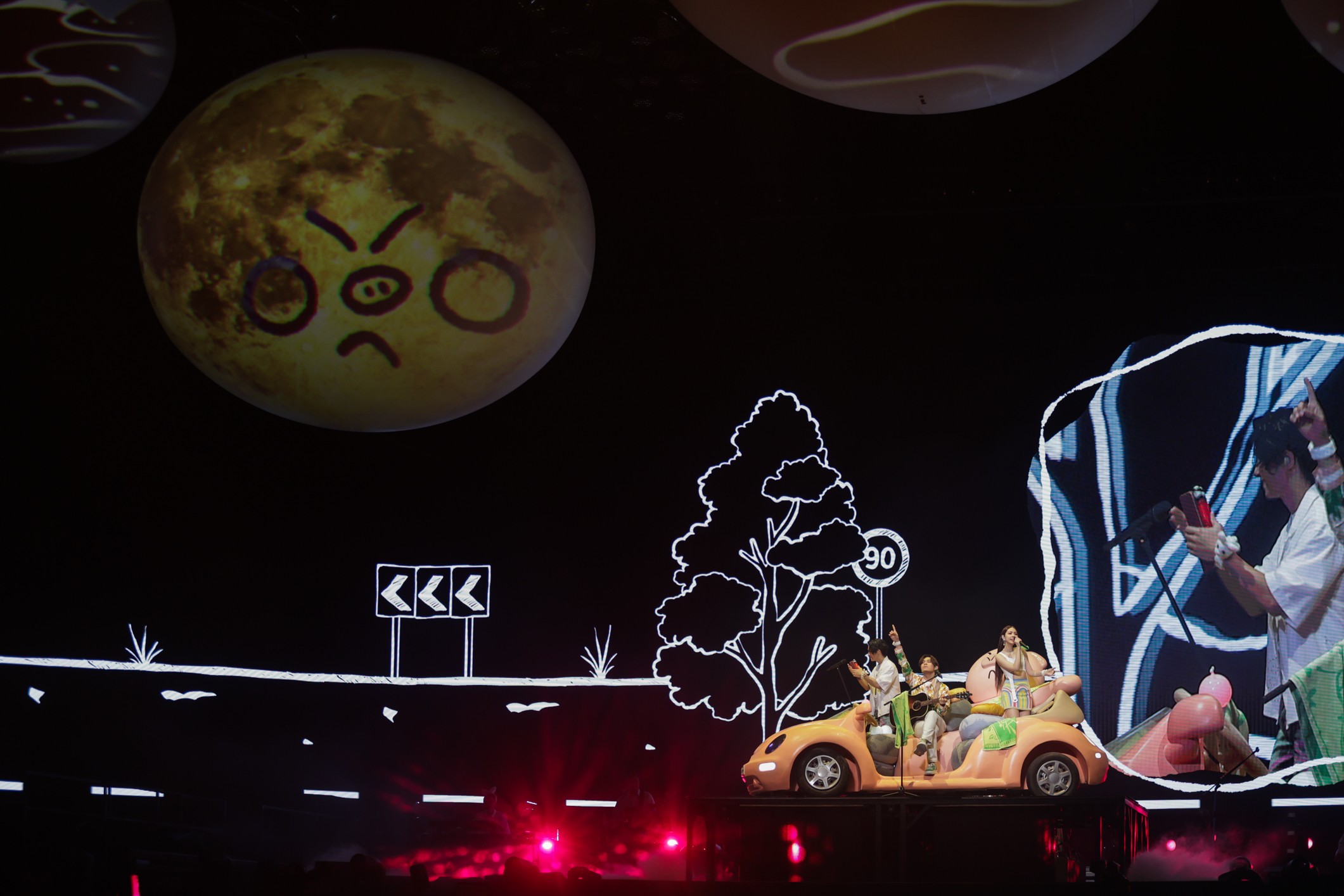 告五人在舞台打造超級月亮，和2萬粉絲一起賞月。（相信音樂提供）