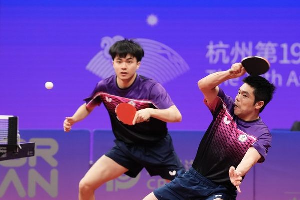 台灣「桌球教父」莊智淵與「小林同學」林昀儒搭檔收下銅牌。（中華奧會提供）