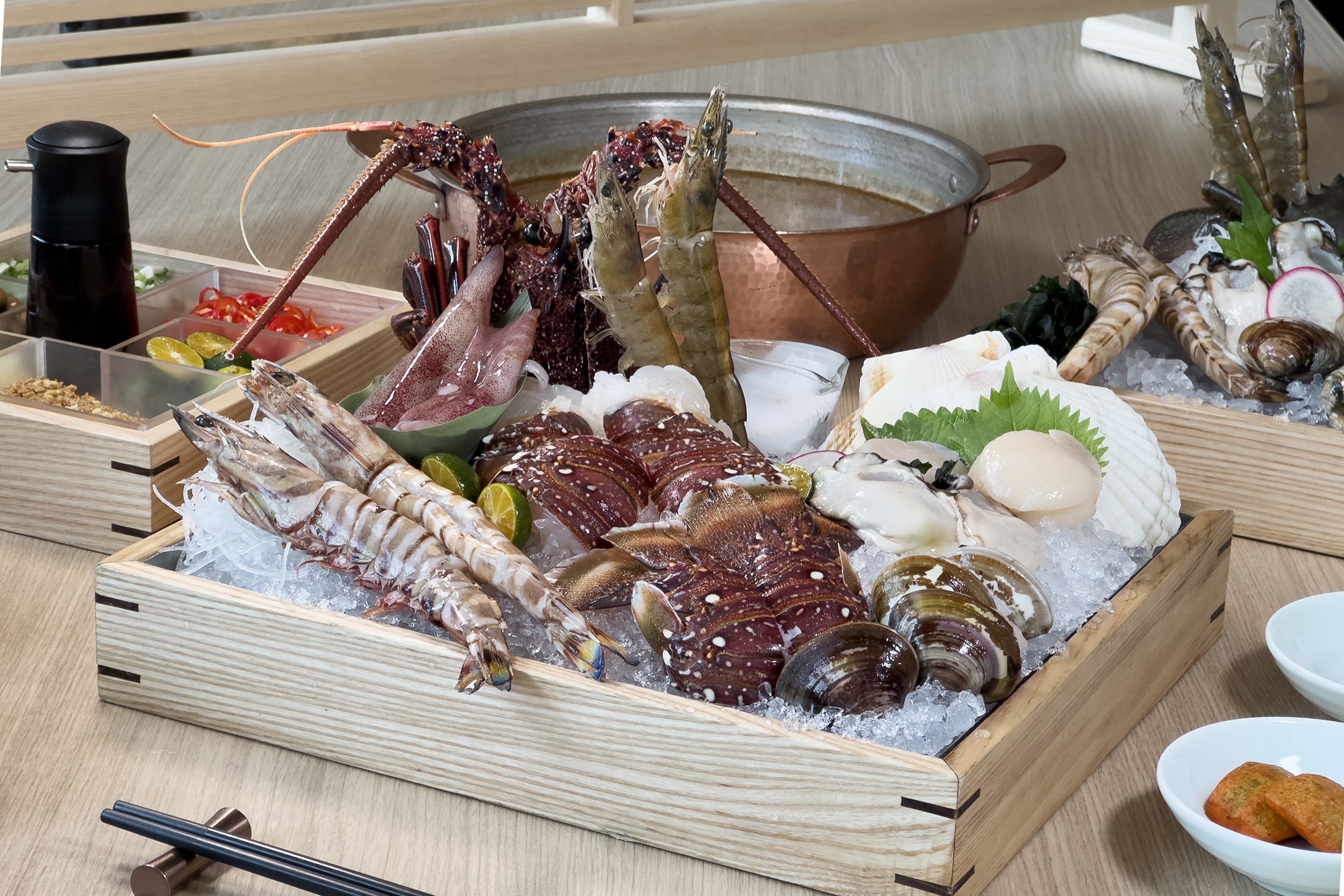 「雙人全日海陸套餐」裡的龍蝦雙人餐可品嘗到多款高級海鮮食材。（6,280元起／份）（NOKE忠泰樂生活提供）