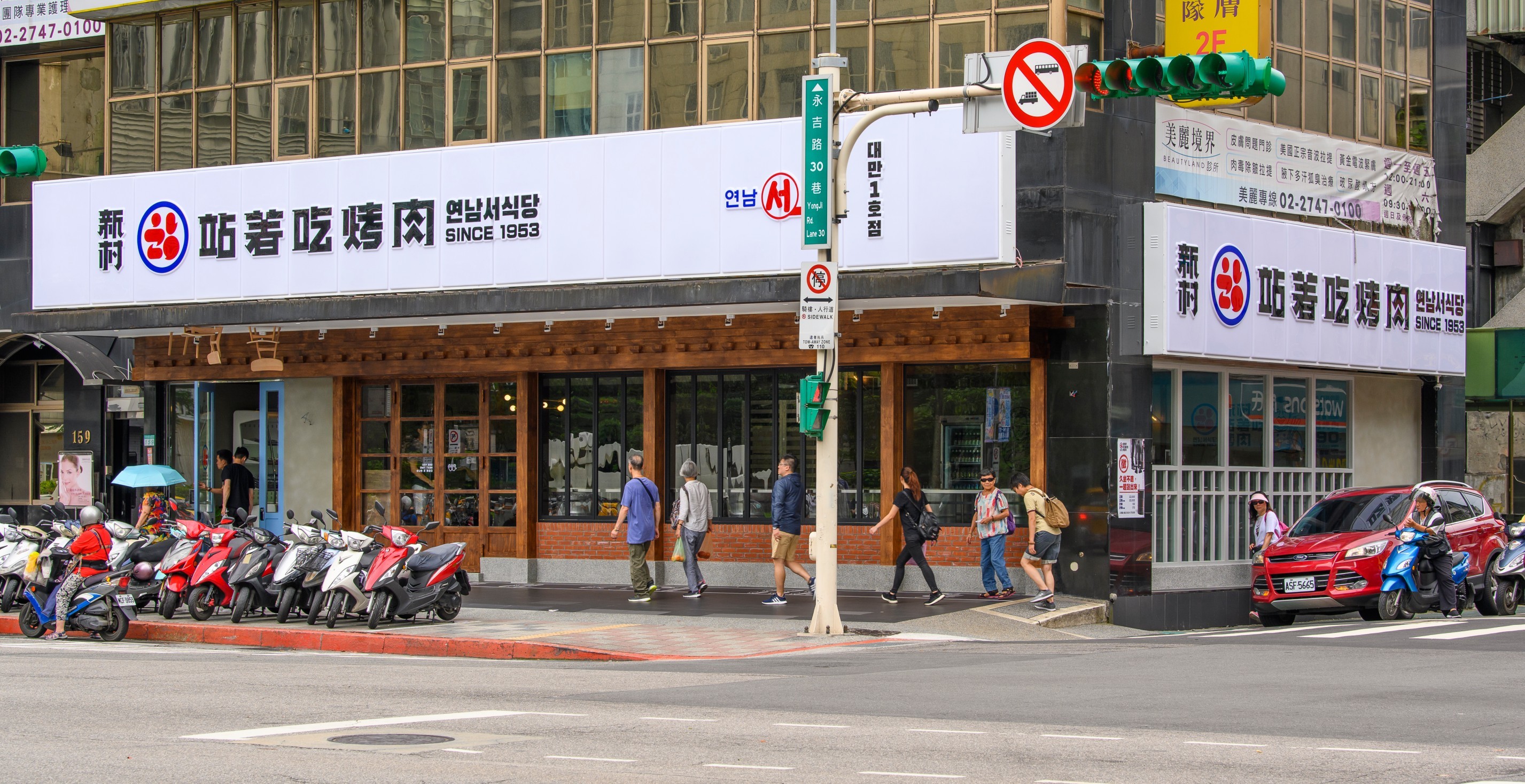 源於1953年開幕至今的首爾名店「新村站著吃烤肉」，台灣首間門市位於台北信義區。（新村站著吃烤肉提供）
