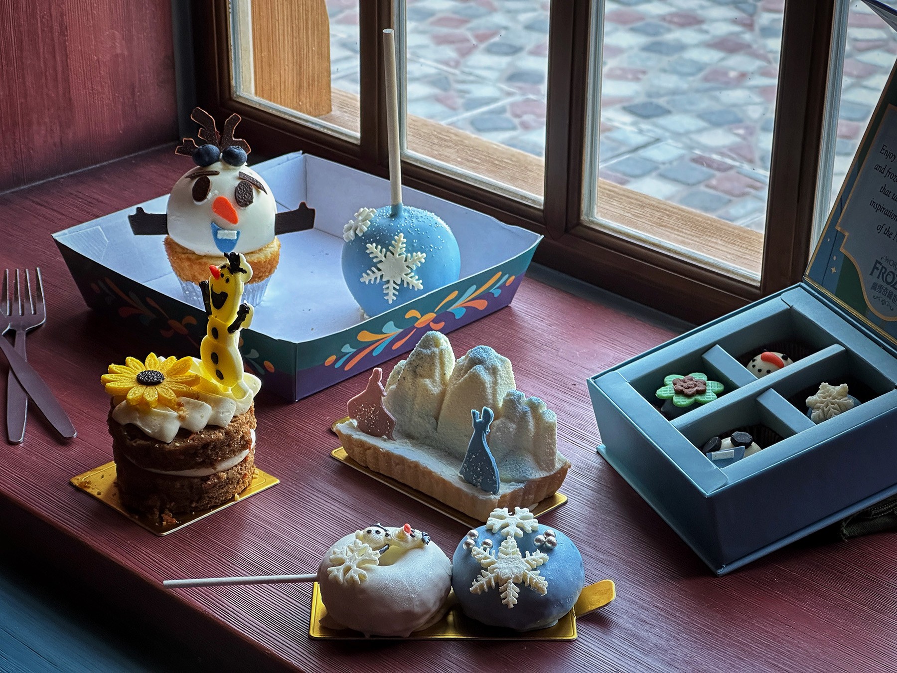 遊客可以選購各種造型可愛的冰雪奇緣甜品。