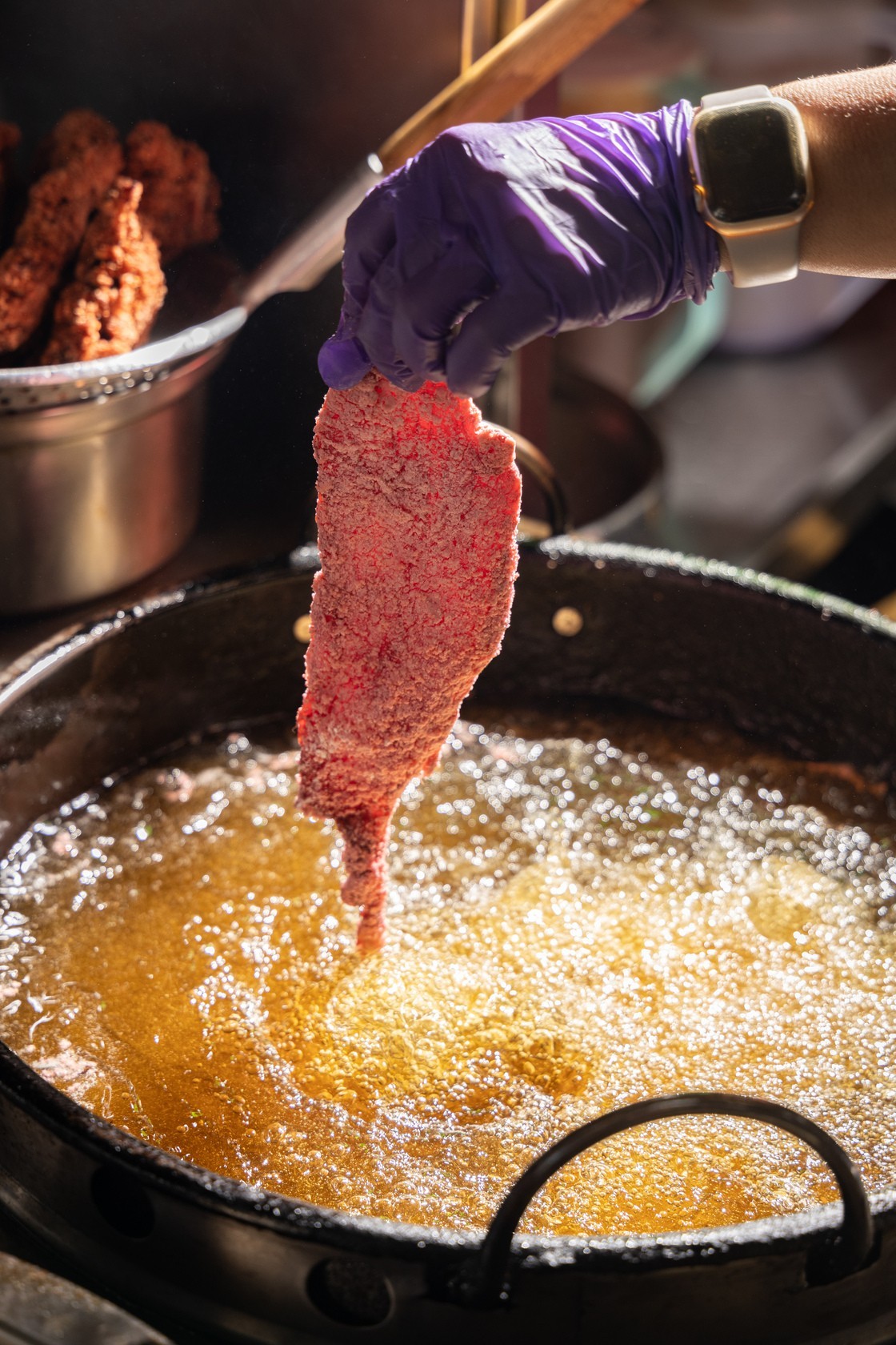 第一代創辦人「勇伯」就傳承下來的紅燒肉炸法，溫度和時間都有一定的控管。