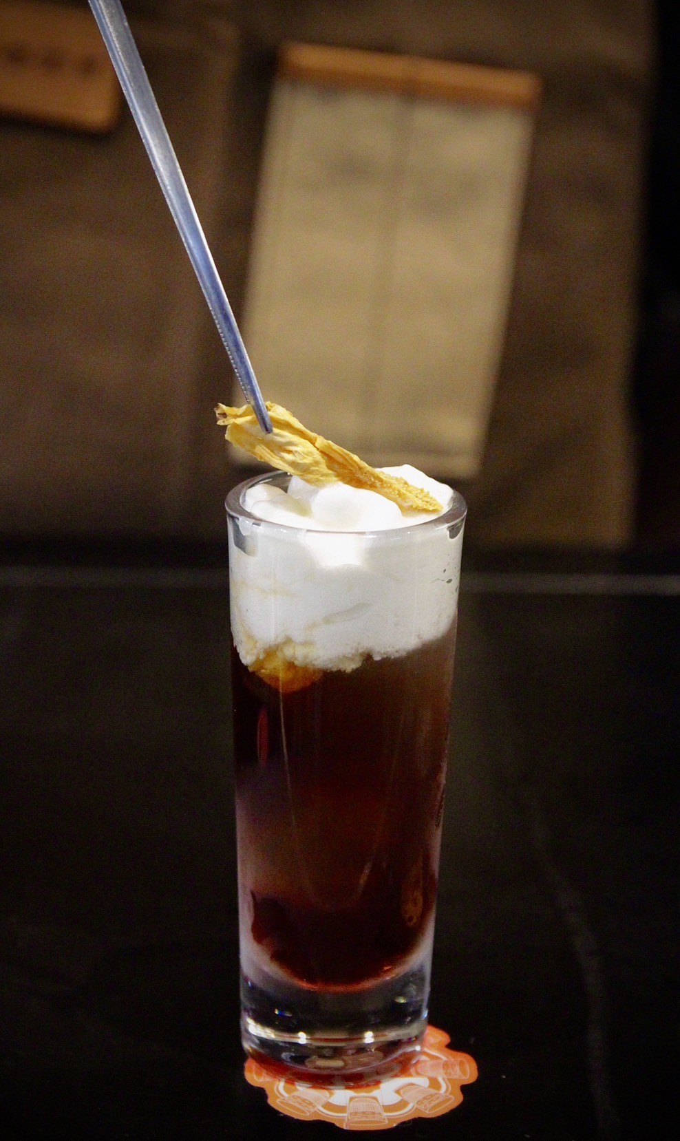 「紅鑽冰茶Shot」以紅玉茶的清香，溫潤地帶出鳳梨酸甜，雖然順口也請小心後勁。（100元／杯）