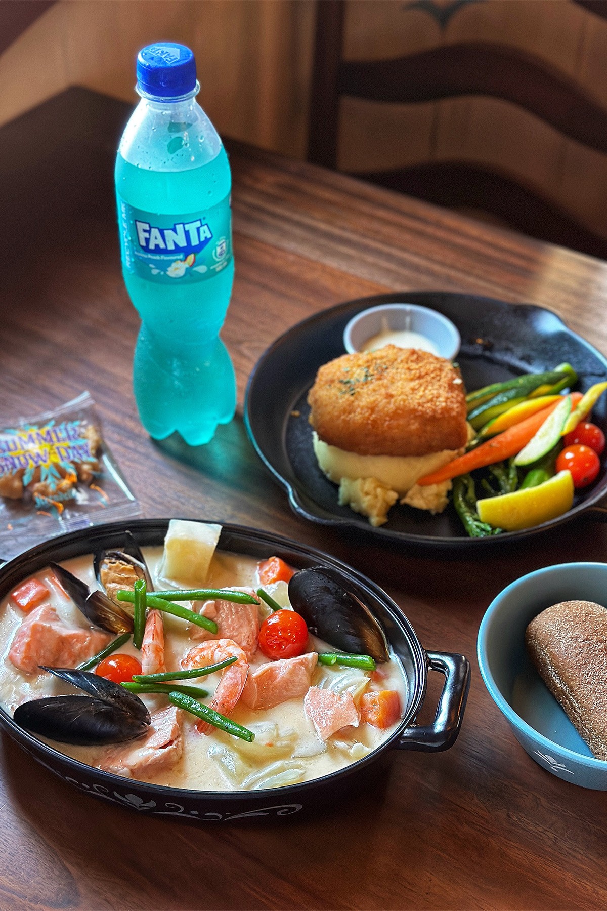 來到阿德爾港畔餐廳能喝到該區限定供應的藍色芬達；「港畔海鮮匯」以濃郁奶油醬汁搭配淡菜、馬鈴薯與紅蘿蔔。（港幣238元，約NT$976）