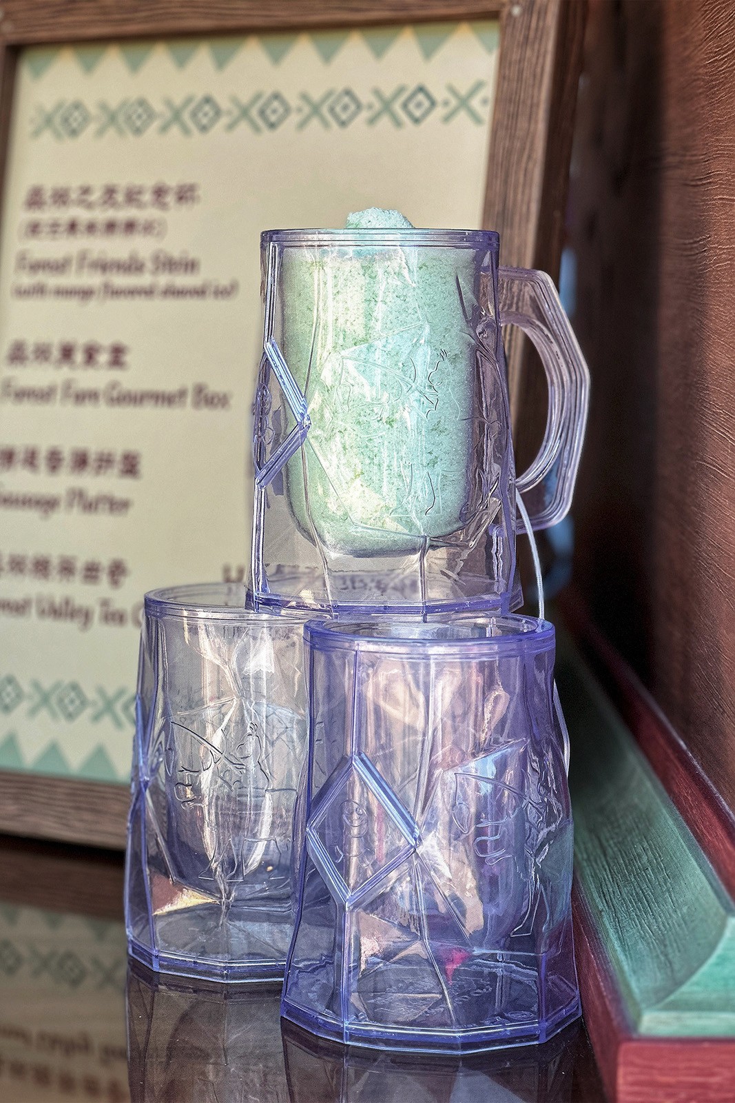 「芒果綿綿冰」裝在造型猶如冰塊造型的透明啤酒杯裡。