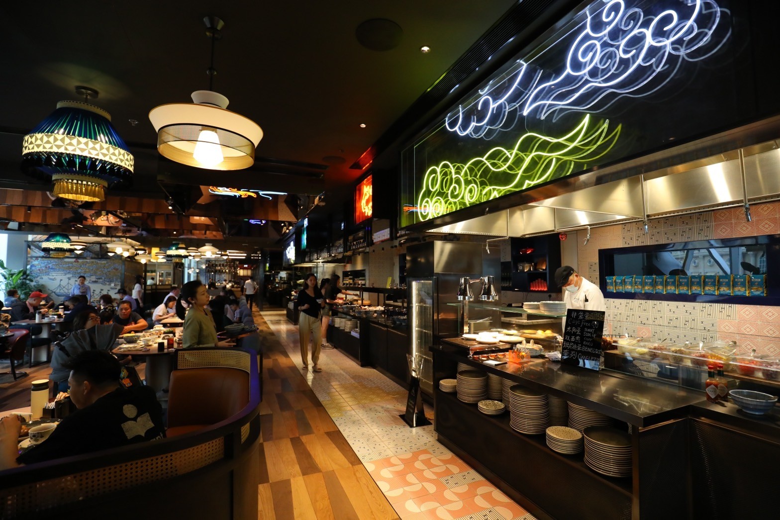 全日餐廳「津津」，同時也是享用早餐的場所；不僅以現代感貫穿整個空間，還能見到具有港澳特色風格的霓虹燈管裝飾。
