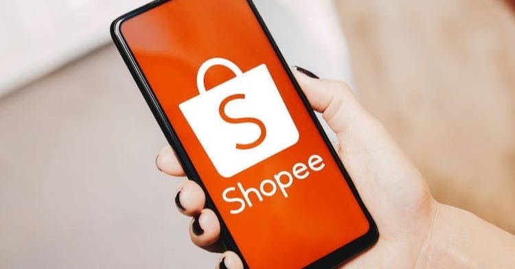 BRAZIL - 2023/05/23: In this photo illustration, the Shopee logo is displayed on a smartphone screen. (Photo Illustration by Rafael Henrique/SOPA Images/LightRocket via Getty Images)