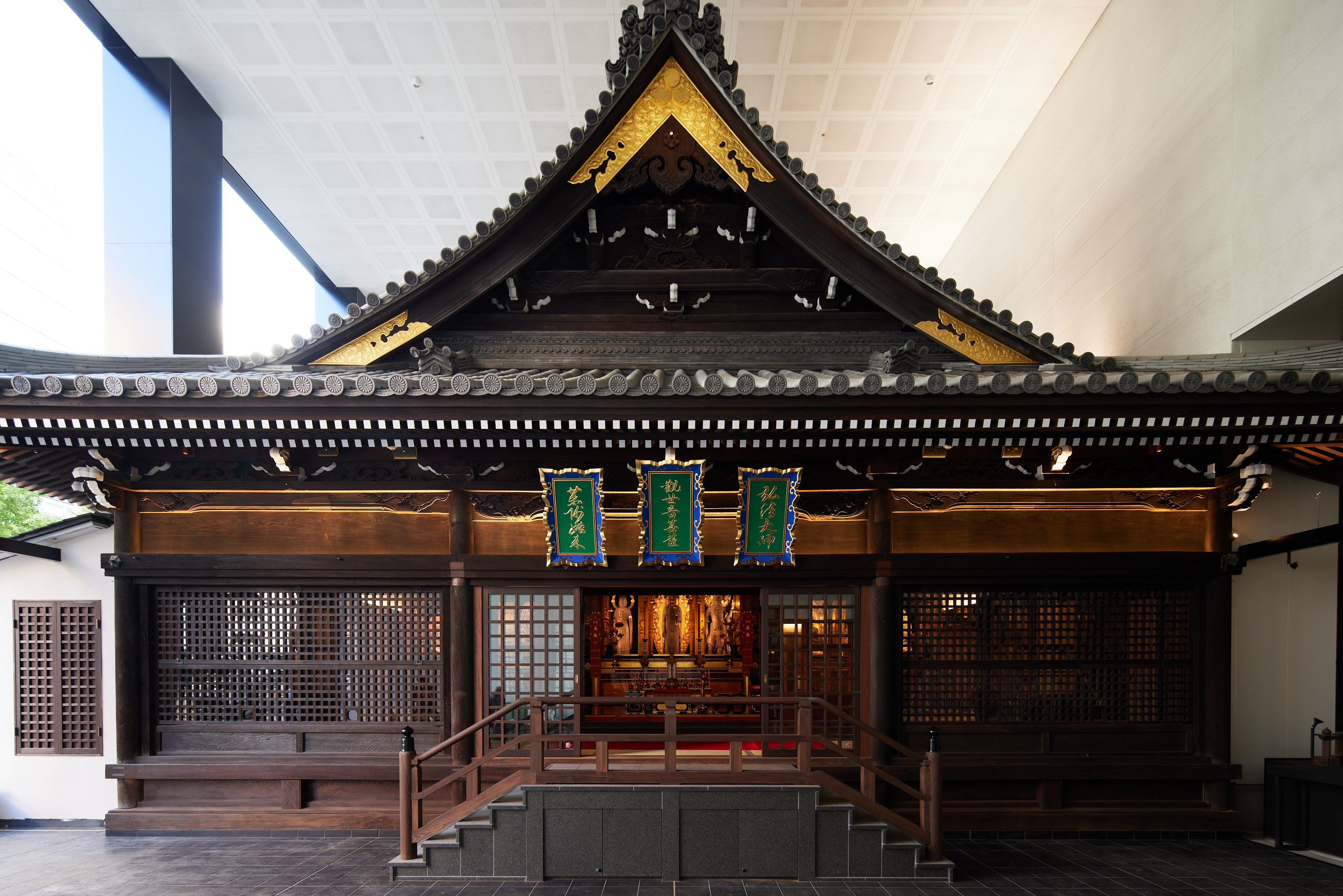 大阪三津寺已有兩百多年歷史，結合飯店成為獨特新地標。（Klook提供）
