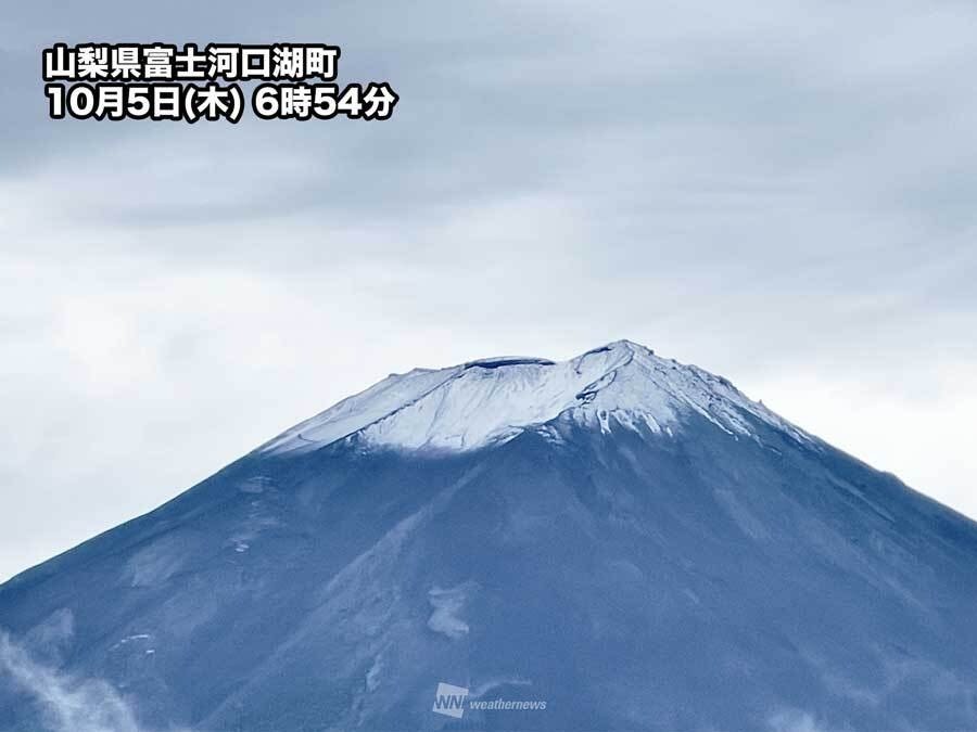 富士山在10月5日觀測到今年的「初冠雪」。（翻自weathernews.jp）
