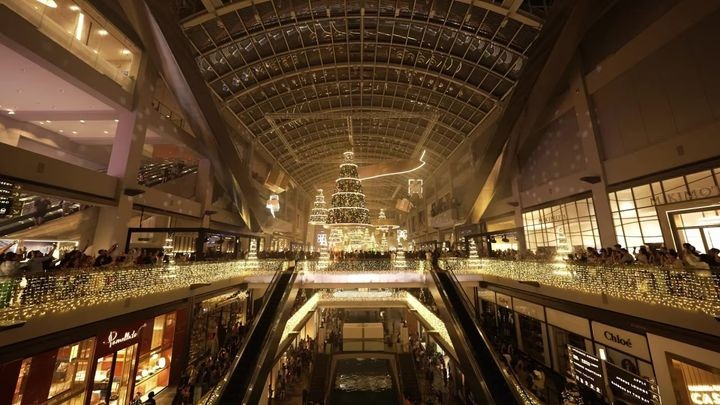 ▲濱海灣金沙與 Dior 合作，以金色聖誕節作為設計。　圖：Marina Bay Sands／來源