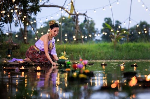 Loi,Krathong,Festival,,Thai,Female,Holding,A,Krathong,Sitting,On