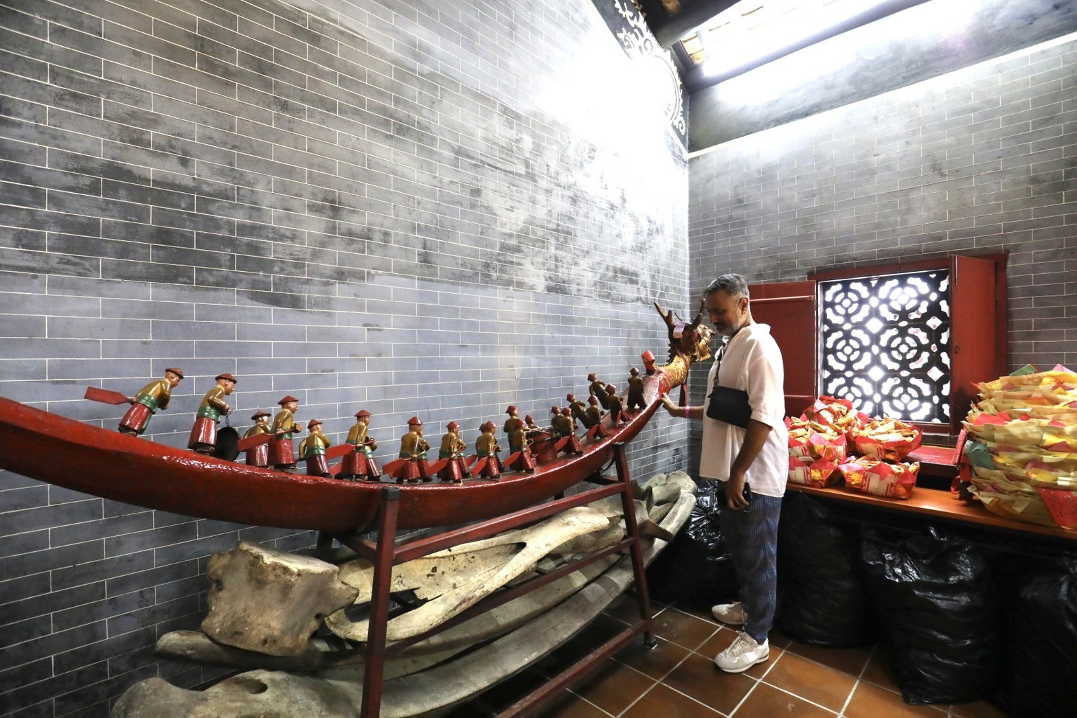 廟內有漁民所贈，長達3米、以鯨骨作舟身的龍舟模型。