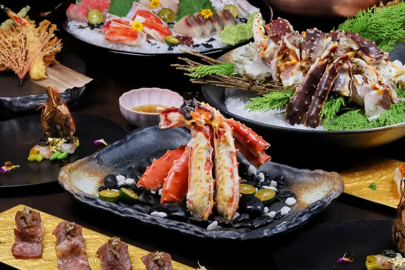 ▲京樂日本料理餐廳選擇體型碩大、重達3公斤的活體帝王蟹，做成包含「炭烤帝王蟹腳」在內的一蟹四吃等套餐。（圖／高雄萬豪酒店提供）