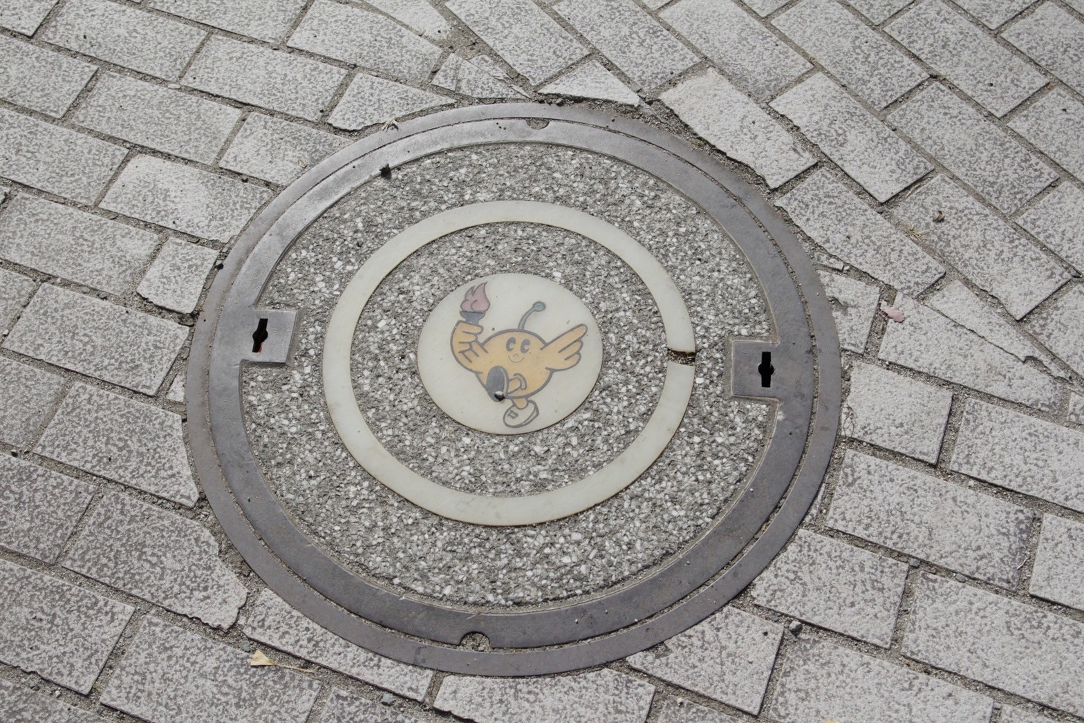 公園裡的水溝蓋上印刻著以福島縣縣鳥「黃眉黃鶲」為發想的吉祥物「奇比蛋」。