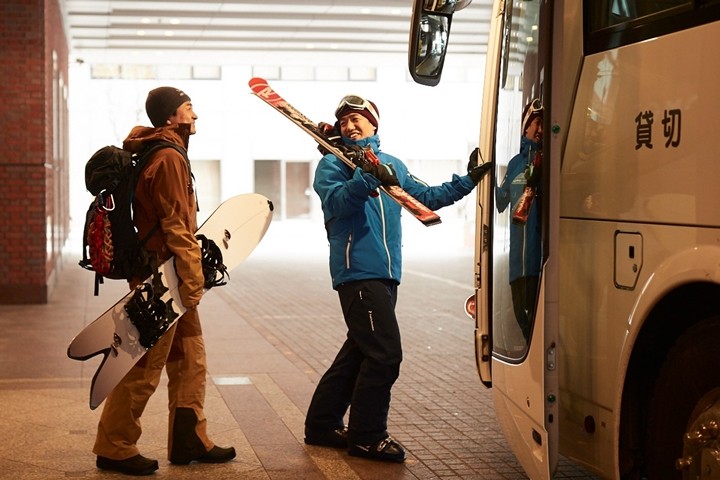 ▲只要事前預約，所有住客都能搭乘免費巴士往返「札幌國際滑雪場」。　圖：星野集團／來源