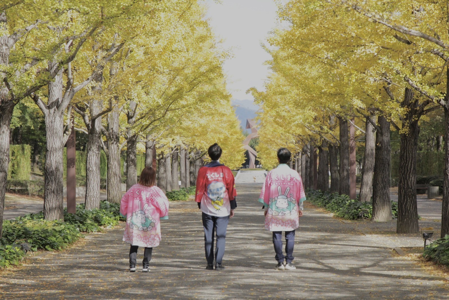 福島市觀光處的工作人員也可愛的在並木之間走起了台步（這必須加薪吧）。