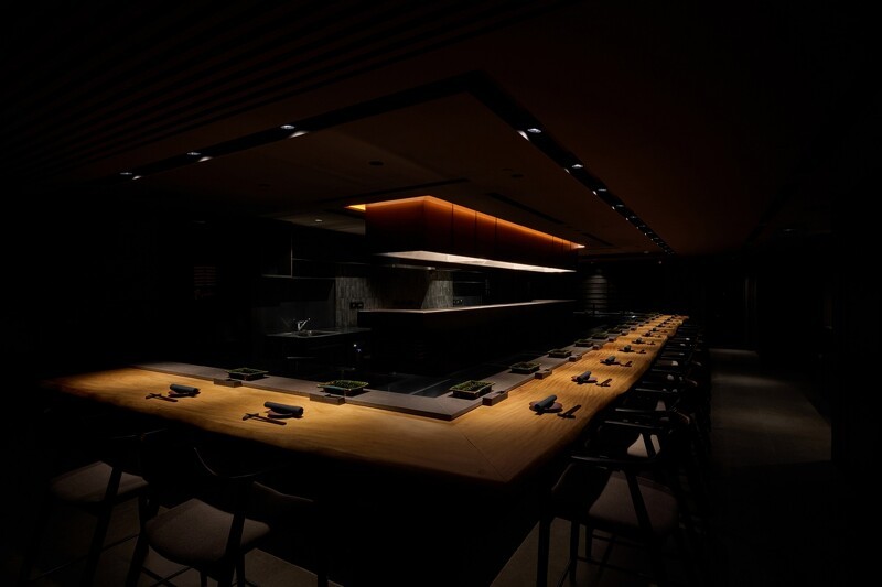 「fumée」的空間將延續本店風格與設計，以圍繞烤台的18人大吧台為主要用餐區域。