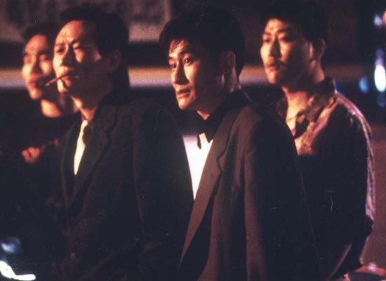 宋康昊（右）當年演出《青魚》時幾乎沒有太多拍電影的經驗，但因該角色受到了矚目。（翻攝自Daum Movie）