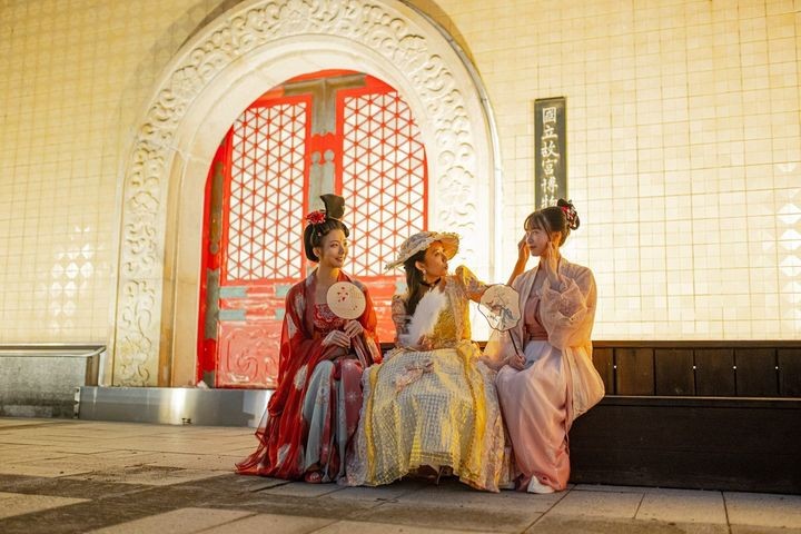 ▲變身東方的、西方的仕女，一起扮裝穿越上世紀。　圖：台北市政府觀光傳播局／提供