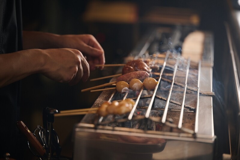 傳統燒鳥調味分為「醬燒」與「鹽燒」。