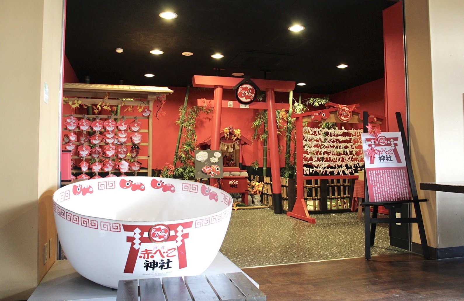 一樓還有福島鄉土吉祥物「紅牛」（赤べこ）的迷你神社，能進到巨型拉麵碗裡拍照。