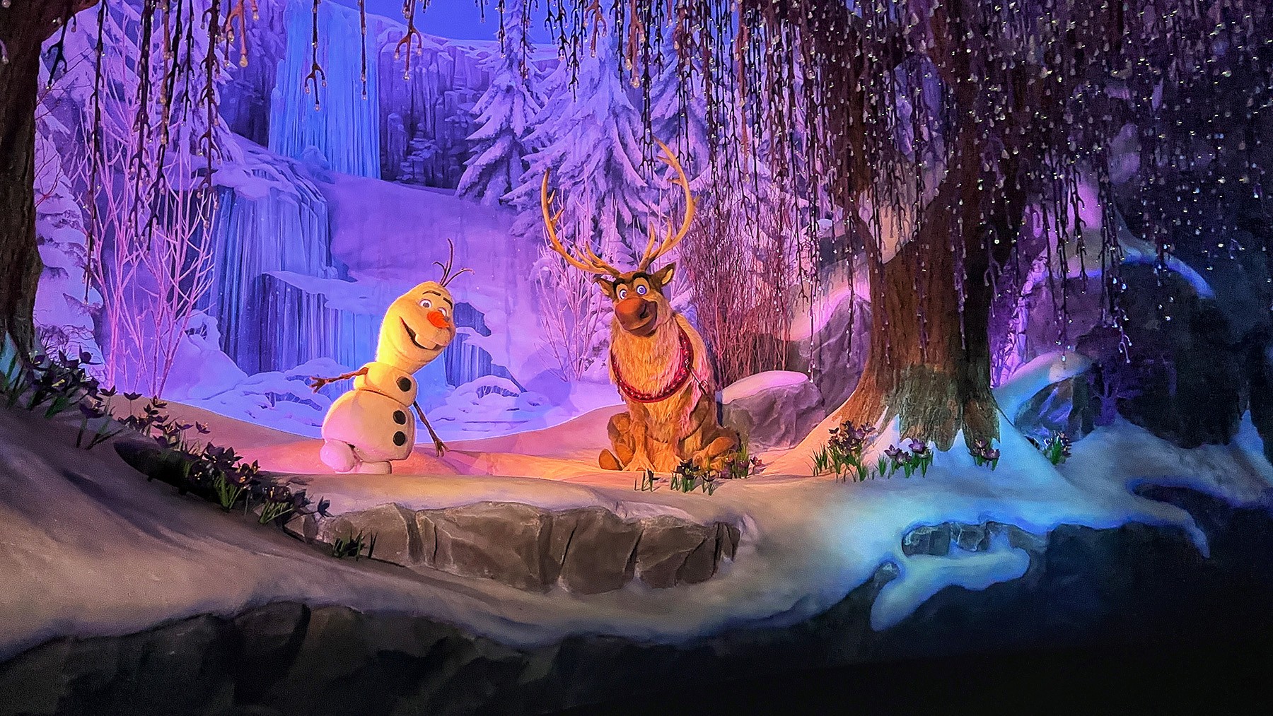 首先映入眼簾的雪寶與馴鹿小斯在歡迎遊客。
