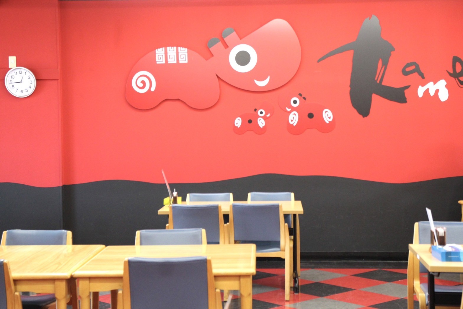 用餐空間也是喜氣洋洋的紅色搭配吉祥物紅牛，很具童趣感。