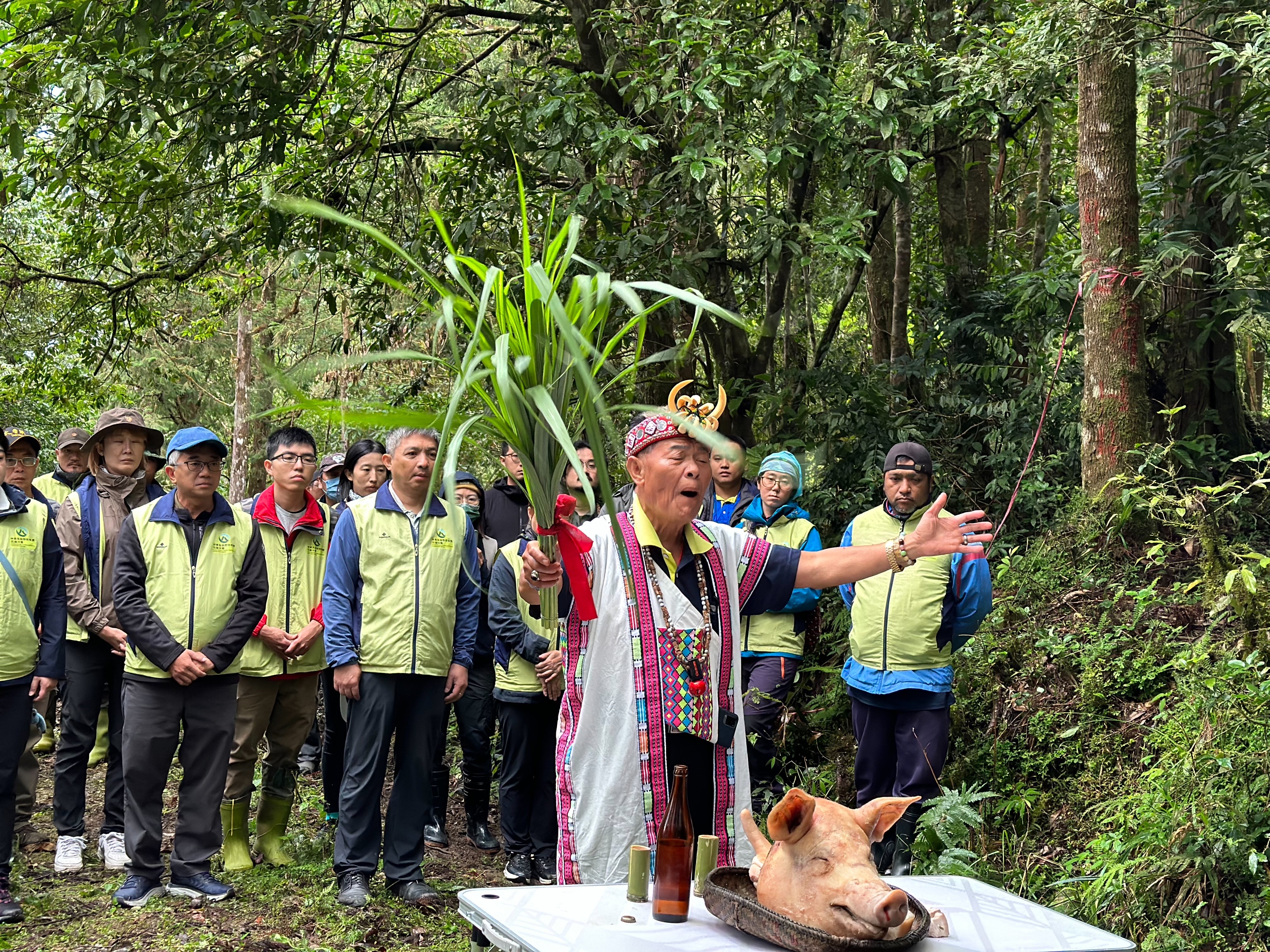當地原住民部落替野放的黑熊舉行祈福儀式。（林業及自然保育署花蓮分署提供）