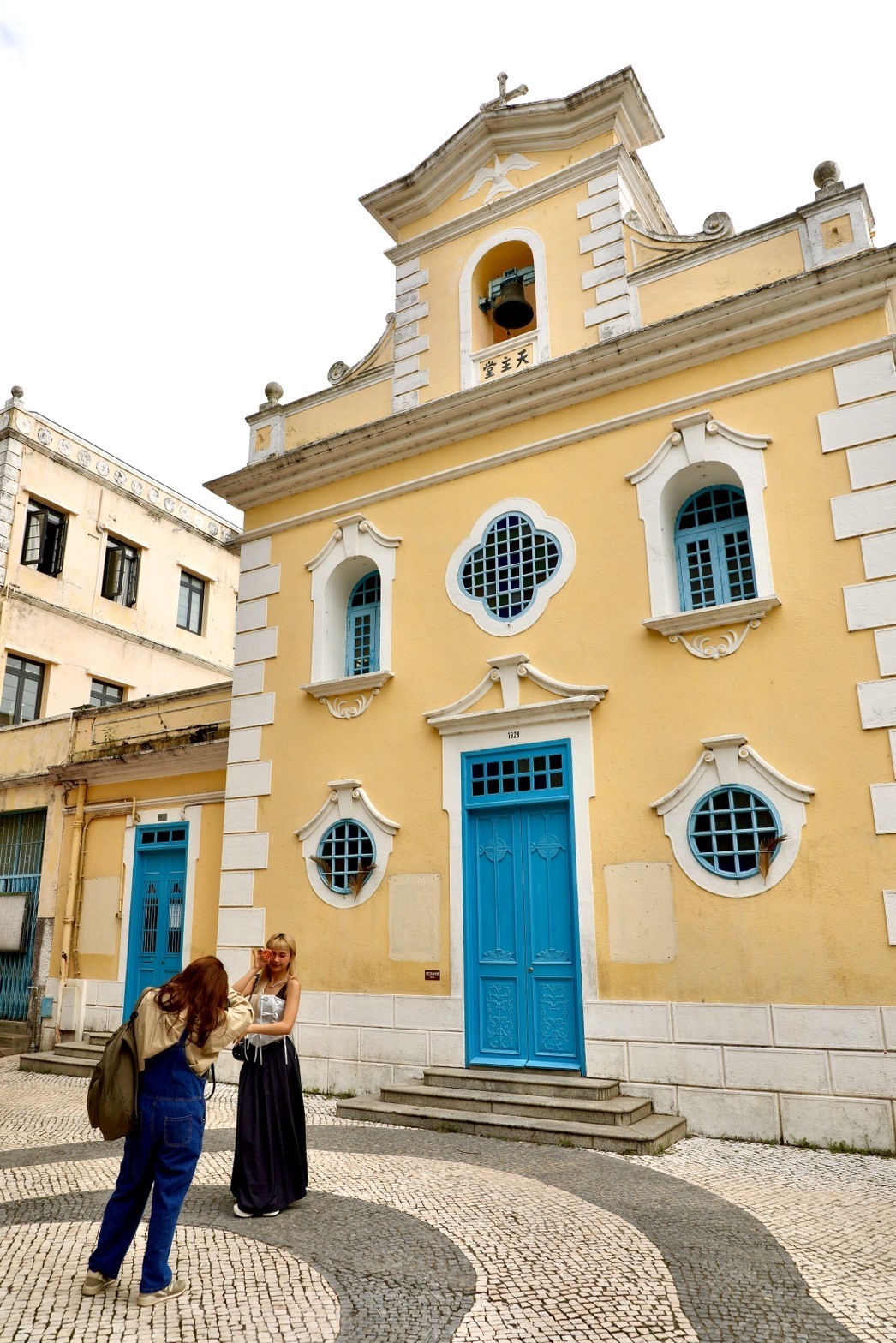 被稱為用盡澳門所有色彩的路環，有座名為「路環聖方濟各聖堂」的教堂，可愛的鵝黃、藍配色是最棒的街道攝影角落。