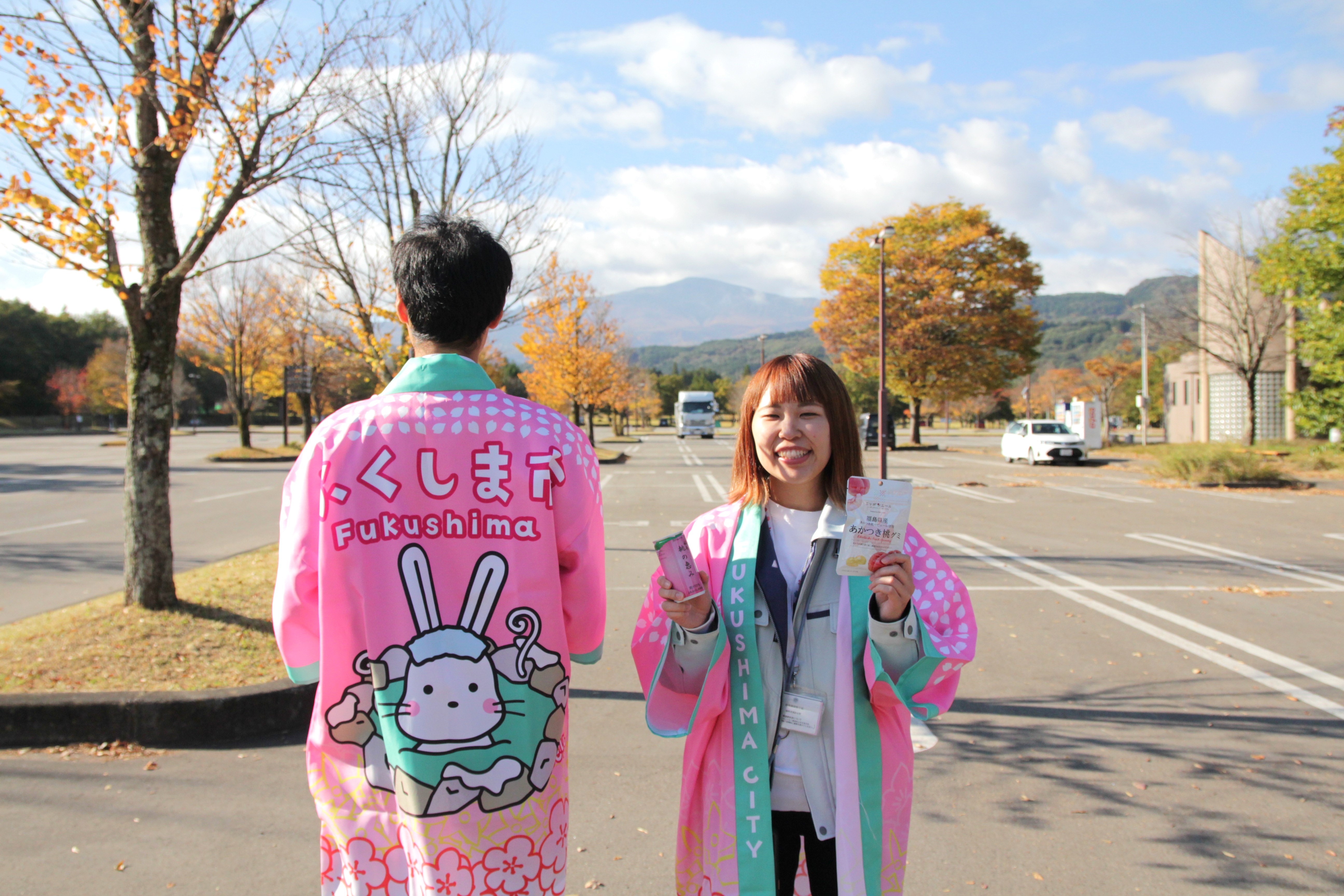 工作人員換上印有福島市吉祥物「蜜桃雪兔」的可愛開襟工作服，並帶來水蜜桃口味的果汁、軟糖等土產。