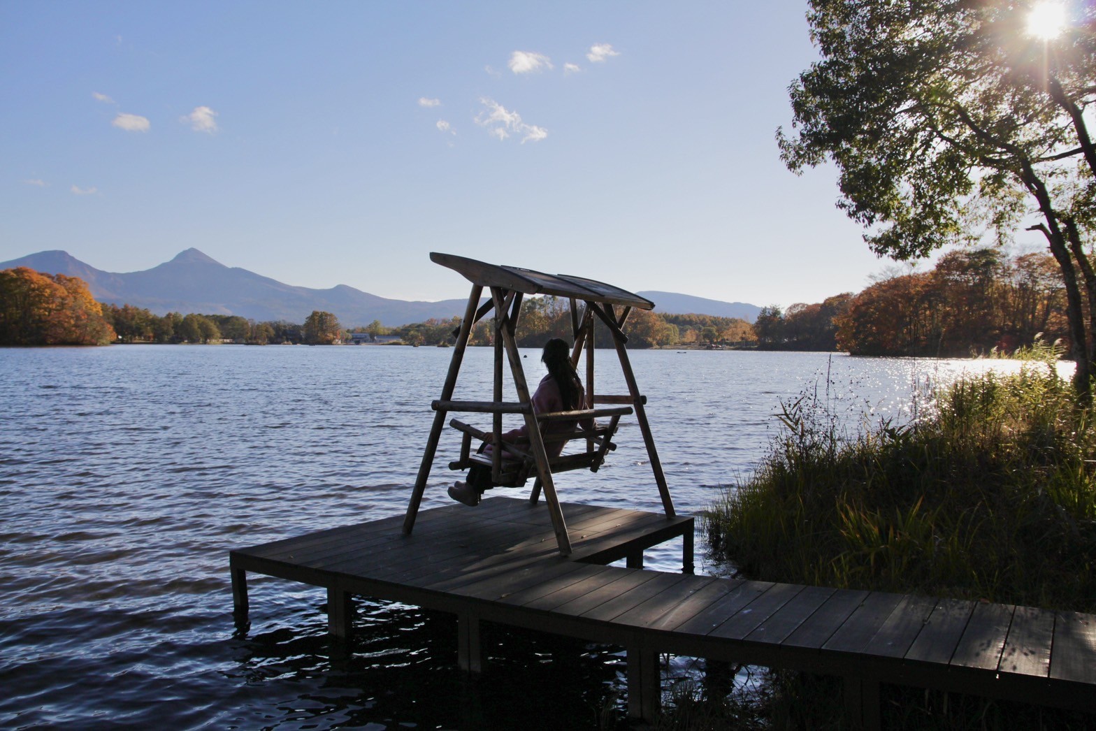 Bandai Lakeside Garden營區的甲板上設置了搖椅，可以直接與曾原湖靜靜獨處。